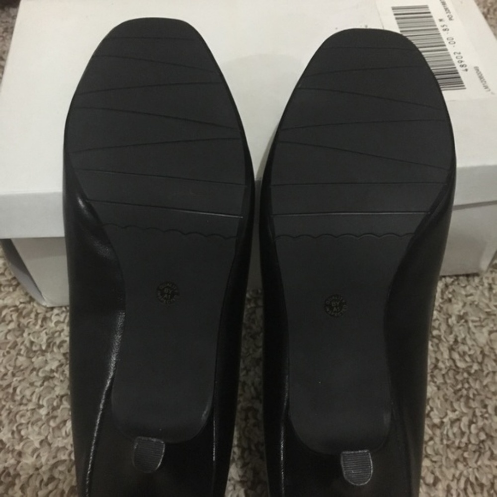 NWT 8W Leather pumps, wide width - Picture 10 of 12